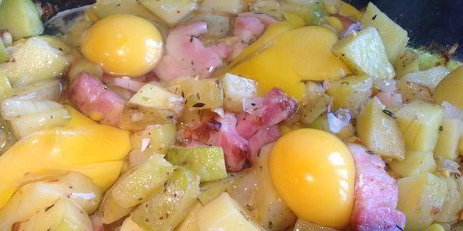 Рецепт яичницы и запеченный картофель с беконом и ароматными травами