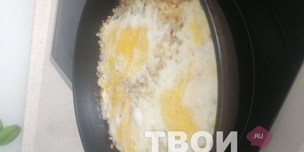 Как приготовить яичницу на луке