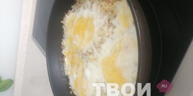 Рецепт яичницы на луке