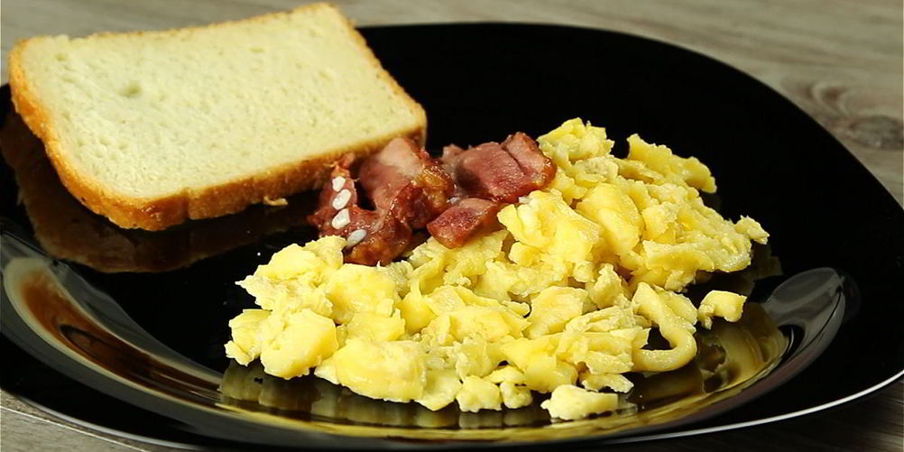 Как приготовить яичницу с беконом в микроволновке