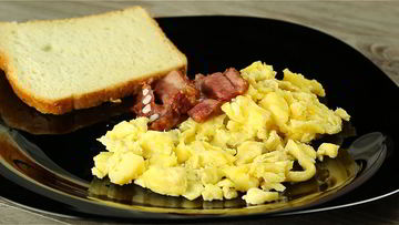 Рецепт Яичницы с беконом в микроволновке