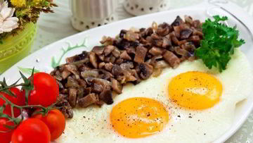 Рецепт Яичницы с грибами и луком