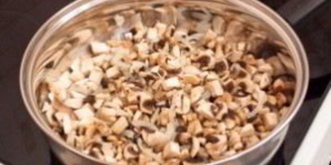 Рецепт яичницы с грибами и луком