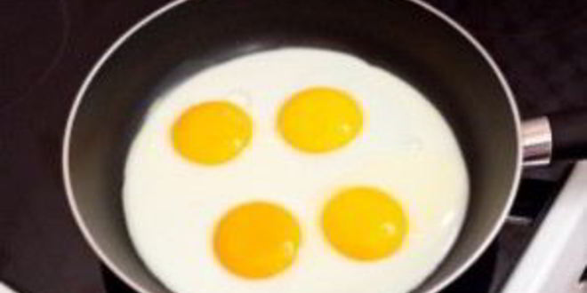 Рецепт яичницы с грибами и луком