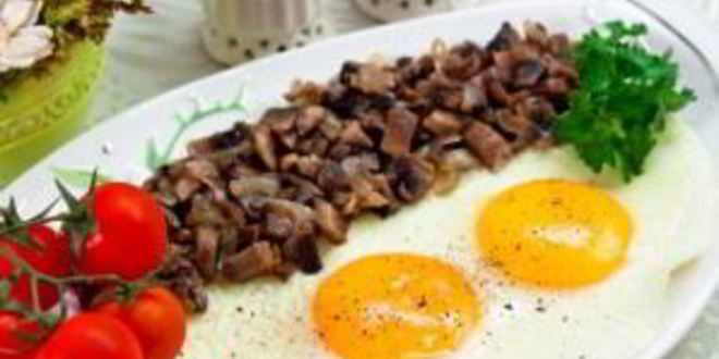 Рецепт яичницы с грибами и луком
