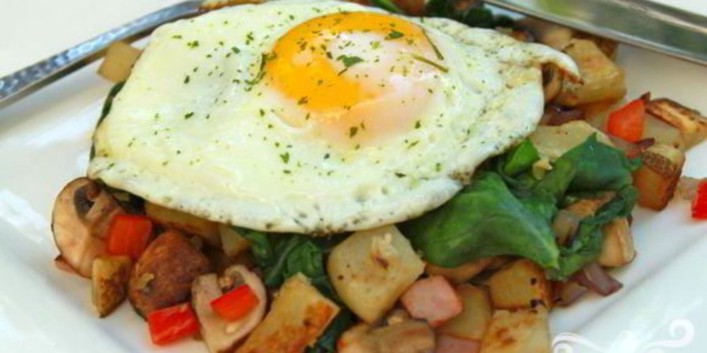 Как приготовить яичницу с грибами на завтрак