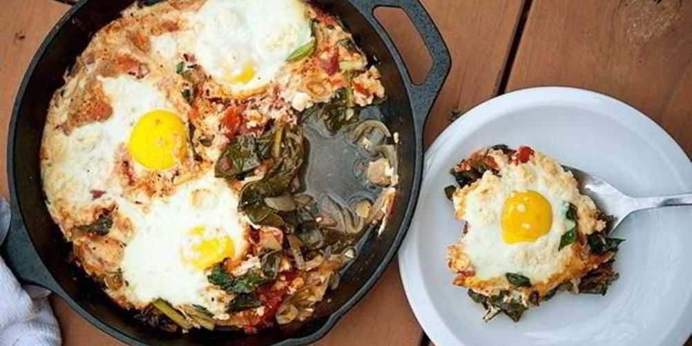 Как приготовить яичницу с капустой кале и сыром фета