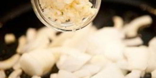 Рецепт яичницы с капустой кале и сыром фета