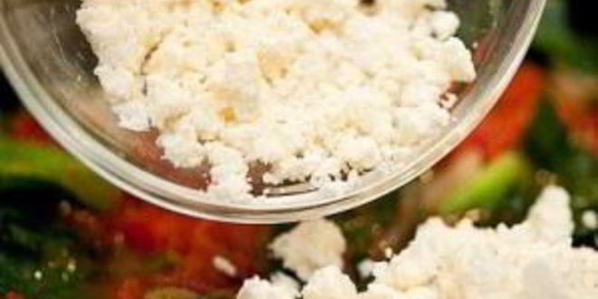 Рецепт яичницы с капустой кале и сыром фета