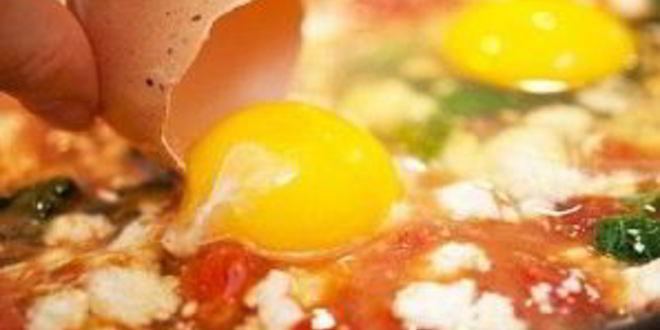 Рецепт яичницы с капустой кале и сыром фета