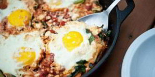 Рецепт яичницы с капустой кале и сыром фета