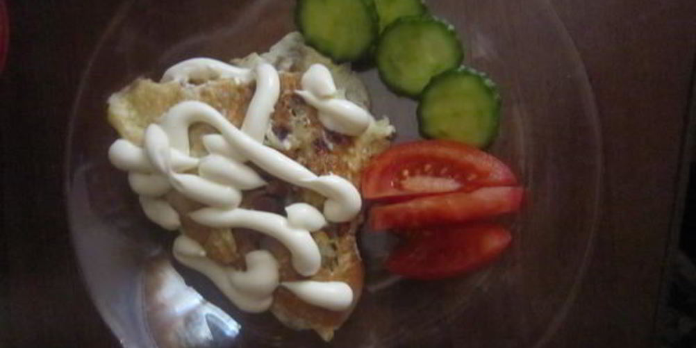 Как приготовить яичницу с хлебом и луком