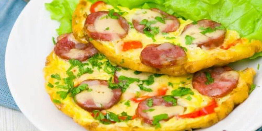 Как приготовить яичницу с колбасой и сладким перцем