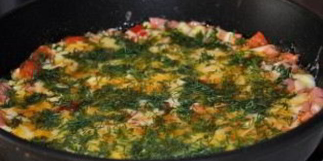 Рецепт яичницы с колбасой, помидорами и сыром