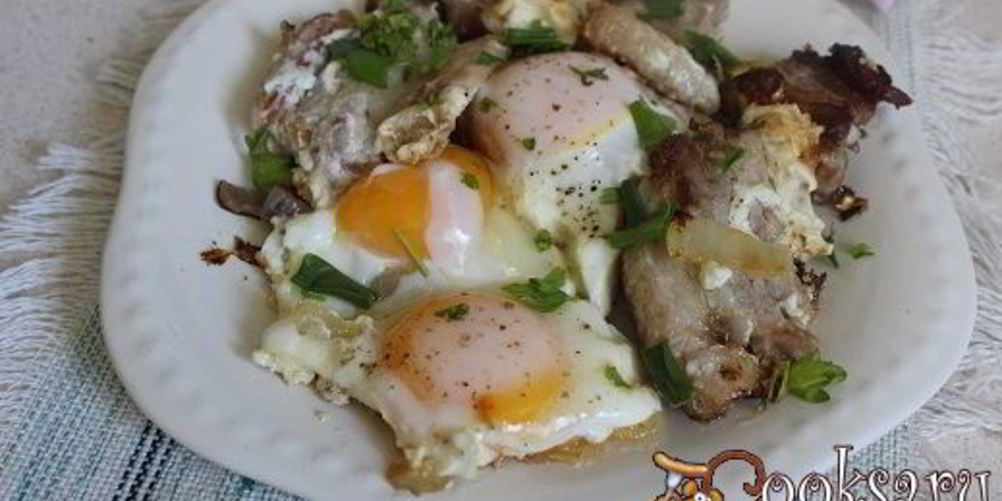 Как приготовить яичницу с луком и грудинкой