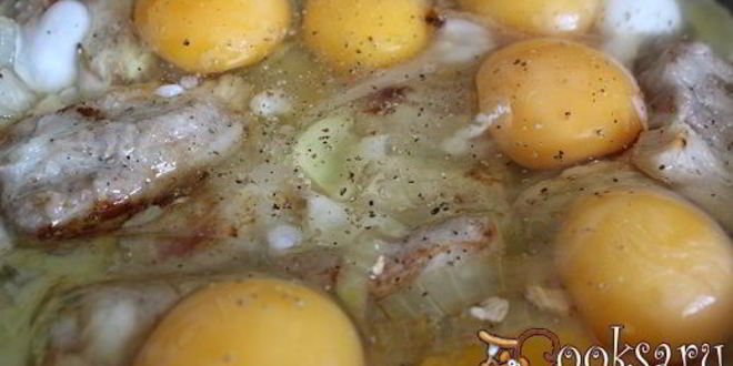 Рецепт яичницы с луком и грудинкой
