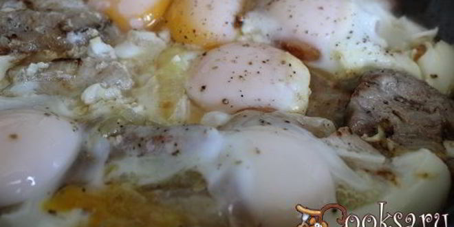 Рецепт яичницы с луком и грудинкой