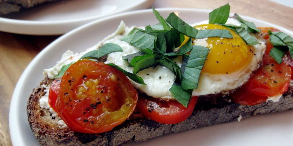 Как приготовить яичницу с помидорами и сыром