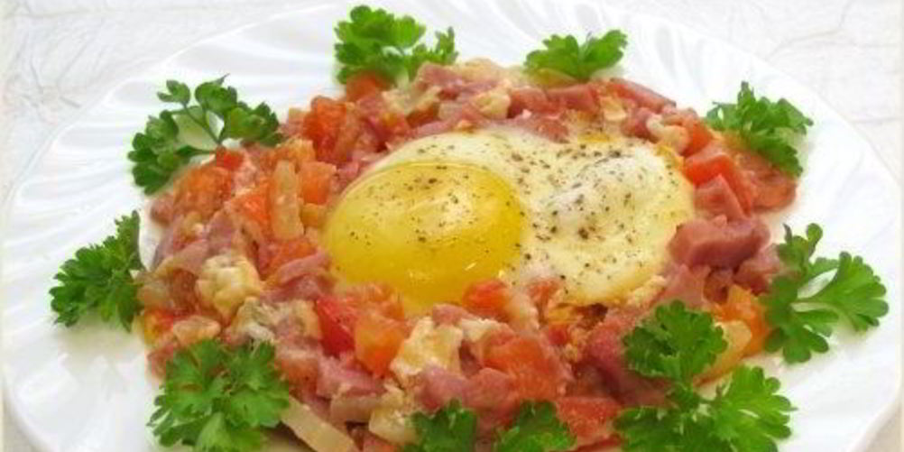 Как приготовить яичницу с помидорами и ветчиной