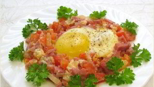 Рецепт Яичницы с помидорами и ветчиной