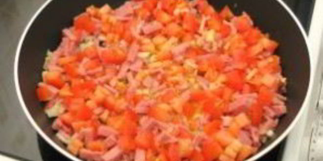 Рецепт яичницы с помидорами и ветчиной