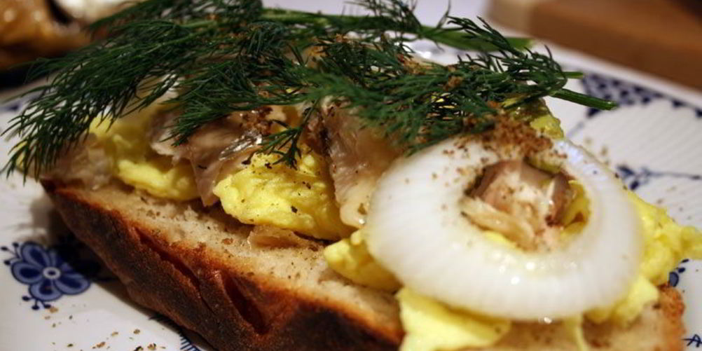 Как приготовить яичницу с селедкой