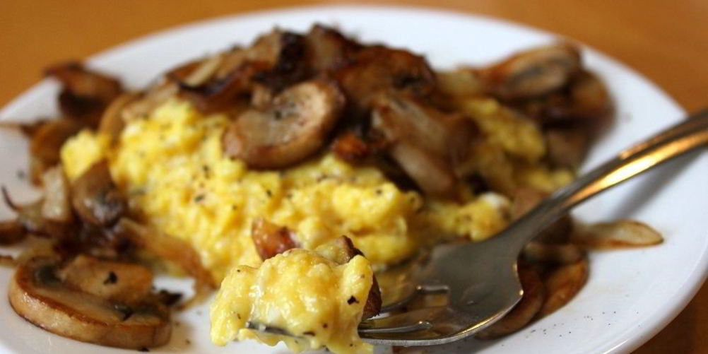 Как приготовить яичницу с шампиньонами