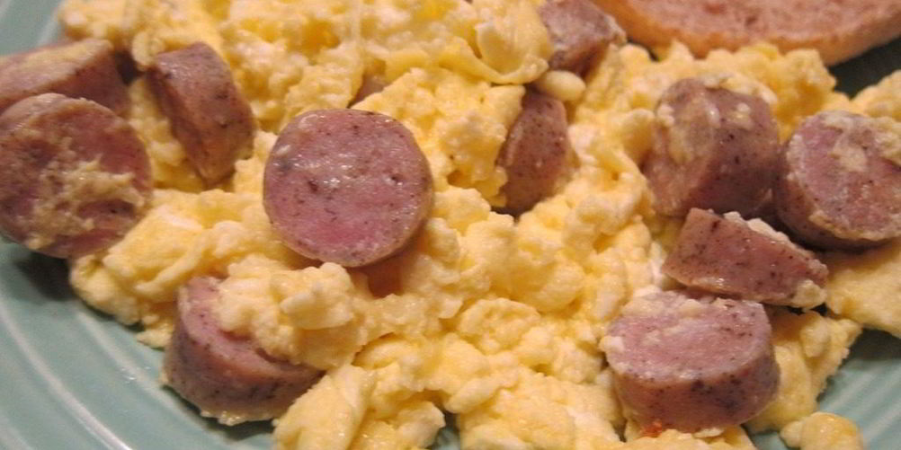 Как приготовить яичницу с сосиской