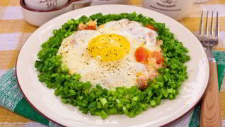 Рецепт Яичницы с ветчиной и помидорами
