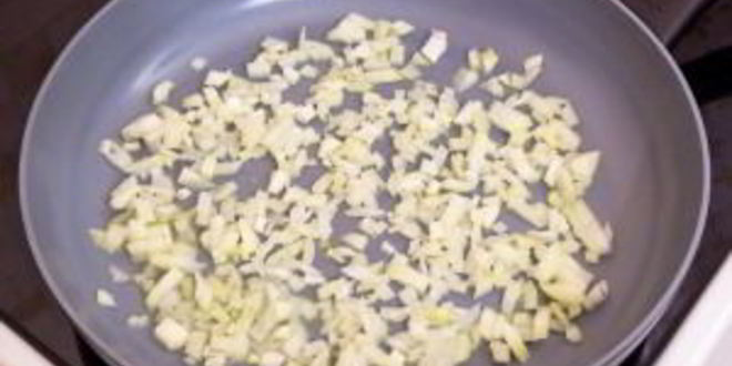 Рецепт яичницы с ветчиной и помидорами