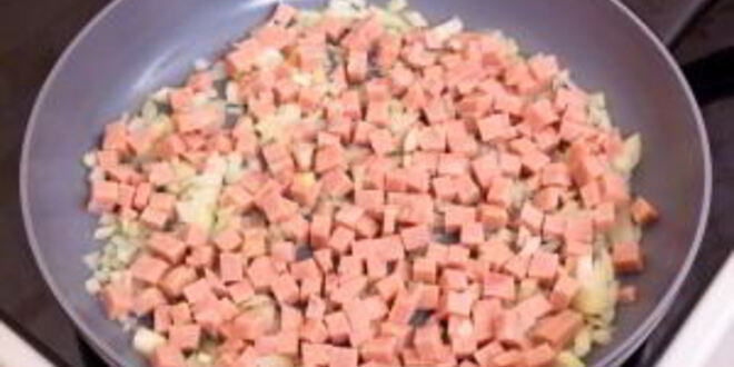 Рецепт яичницы с ветчиной и помидорами