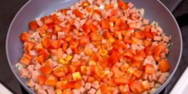 Рецепт яичницы с ветчиной и помидорами