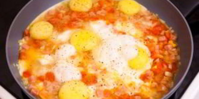 Рецепт яичницы с ветчиной и помидорами