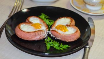 Рецепт Яичницы сердечком с сосиской