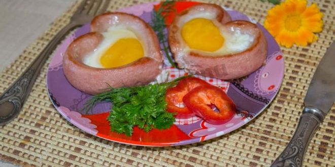 Рецепт яичницы сердечком с сосиской