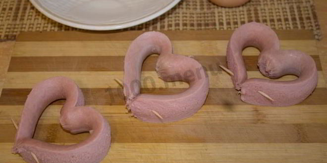 Рецепт яичницы сердечком с сосиской