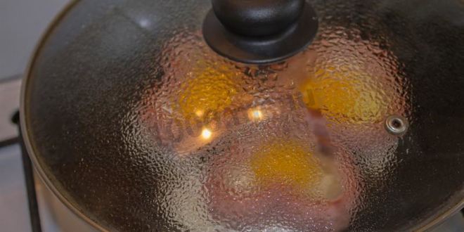 Рецепт яичницы сердечком с сосиской