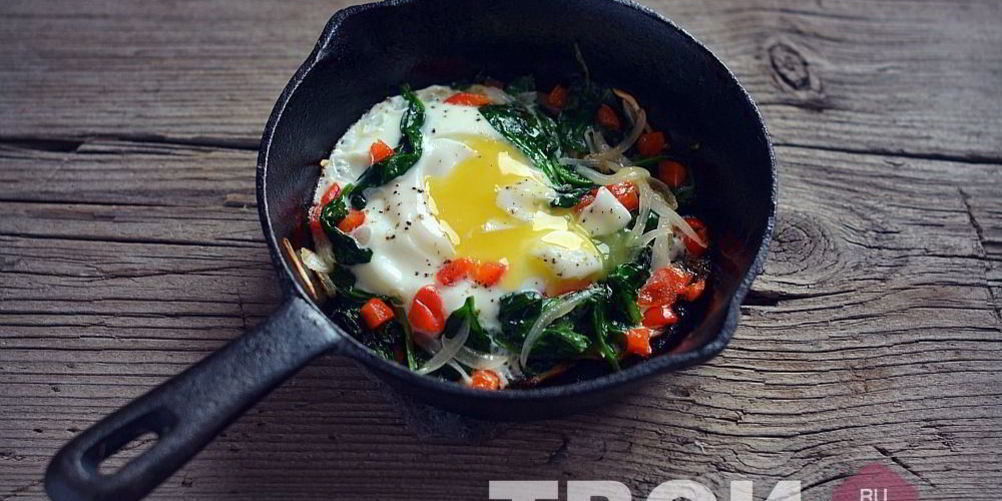 Как приготовить яичницу со шпинатом и перцем