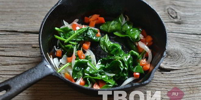 Рецепт яичницы со шпинатом и перцем