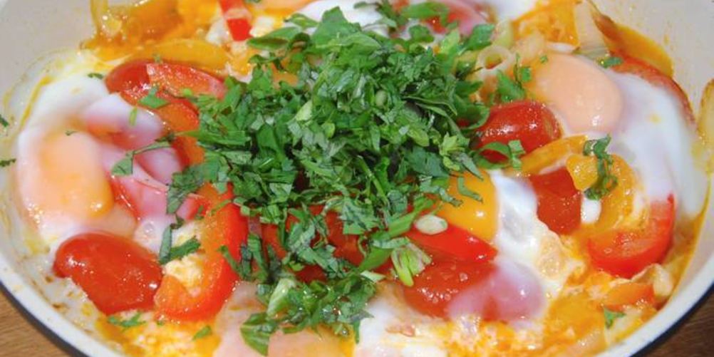Как приготовить яичницу со сладким перцем, луком и помидорами