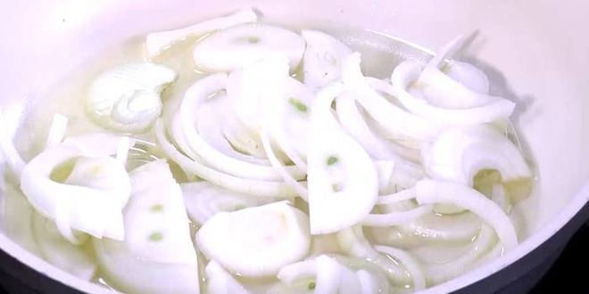 Рецепт яичницы со сладким перцем, луком и помидорами