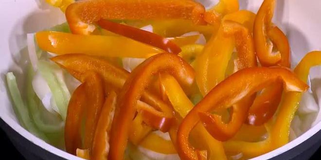 Рецепт яичницы со сладким перцем, луком и помидорами