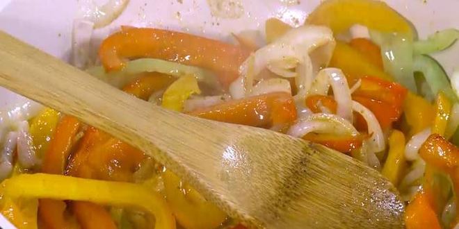 Рецепт яичницы со сладким перцем, луком и помидорами