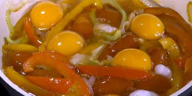 Рецепт яичницы со сладким перцем, луком и помидорами