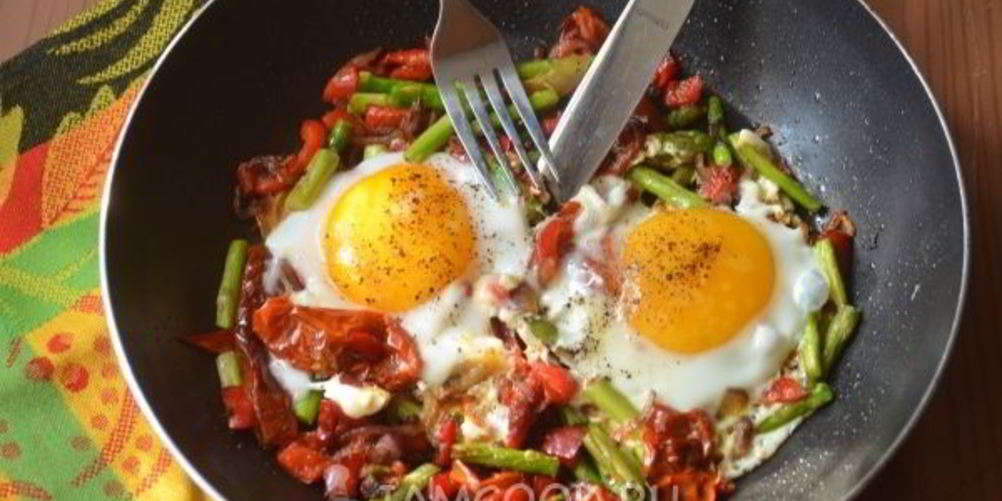 Как приготовить яичницу со спаржей и вялеными помидорами