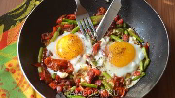 Рецепт Яичницы со спаржей и вялеными помидорами