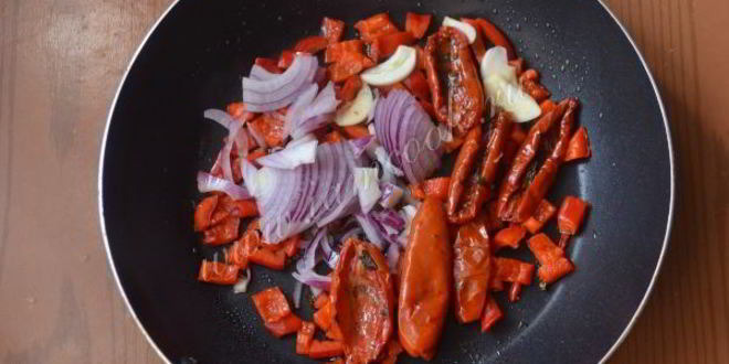 Рецепт яичницы со спаржей и вялеными помидорами