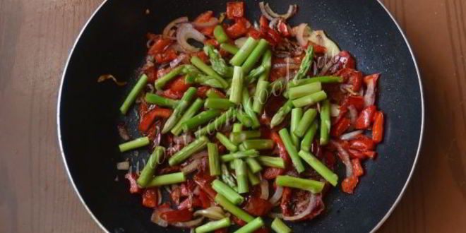 Рецепт яичницы со спаржей и вялеными помидорами