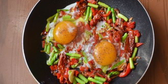 Рецепт яичницы со спаржей и вялеными помидорами