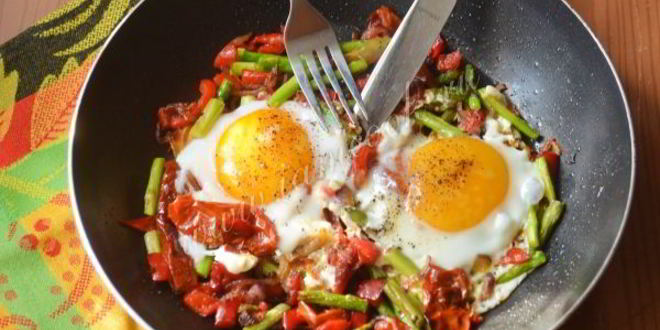 Рецепт яичницы со спаржей и вялеными помидорами